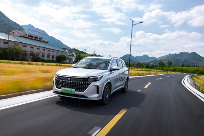 10万出头就能买中型SUV，电混动力，提供57座，可看蓝电E5！